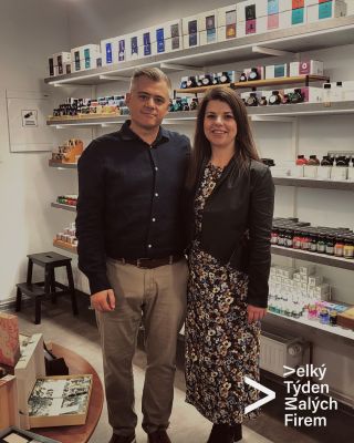 💙 Jsme kaš-mi-daš, malá firma, ale velcí srdcaři a milovníci papíru a designu. 😊 Jako mnoho dalších podporujeme iniciativu...